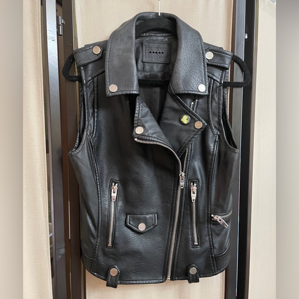 ⬇️ $29.00 ⬇️ Blank NYC Black Leather Like Vest with Gold Details.